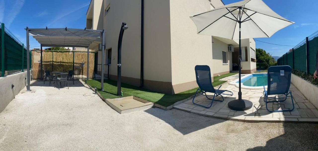 Apartment Andriana With Outdoor Pool Kastela Exterior photo